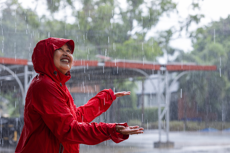 8 อุปกรณ์ติดกระเป๋า เที่ยวหน้าฝนยังไงให้รอดแบบสบาย ๆ