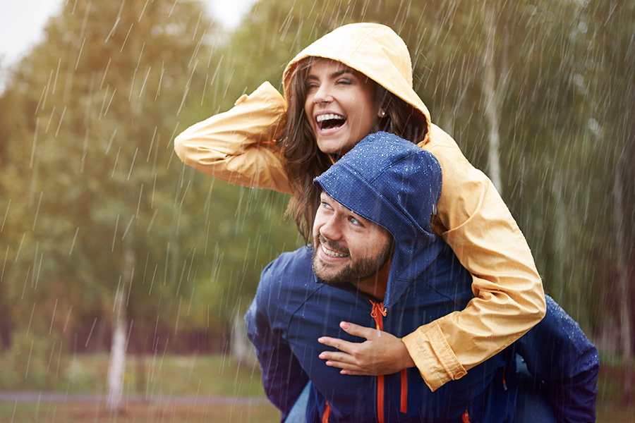 8 อุปกรณ์ติดกระเป๋า เที่ยวหน้าฝนยังไงให้รอดแบบสบาย ๆ - หมวก